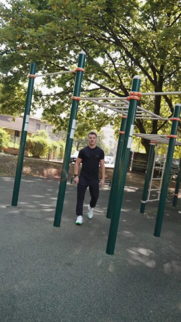 ❌ No necesitas un gimnasio de 50€/mes para trabajar la fuerza.En este parque de Plazakoetxe (Galdakao) tienes todo lo necesario para entrenar: dominadas, fondos, piernas y mucho más. 💪¿Quieres una rutina de fuerza por niveles para hacer aquí?Escribe “NIVEL” en comentarios y te la mando. 👇#galdakao #fisioterapiagaldakao #entrenamientodefuerza #fisiogaldakao #ejercicio