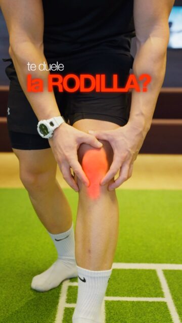 ¿Te duele la rodilla? El cuádriceps es fundamental para la función de la rodilla. Mejorar su fuerza y su tolerancia a la carga puede contribuir a recuperar movimiento, confianza y capacidad para entrenar.En el vídeo encontrarás varias opciones de ejercicios isométricos para trabajar el cuádriceps de forma controlada:⏱️ 35–45 segundos🔁 3–4 rondas📆 2–3 días por semana👉 Esta dosis es solo un punto de partida. Adapta la intensidad, el ángulo y el ejercicio a tu tolerancia. No es necesario hacerlos todos ni comenzar por los más exigentes.La carga debe ser progresiva y compatible con tus síntomas. Si el dolor persiste, empeora, limita tu actividad o aparece tras un traumatismo, consulta con un profesional sanitario para obtener una valoración individualizada.💾 Guarda este Reel para tu próximo entrenamiento.#fisioterapia #galdakao #fisioterapiagaldakao #rehabilitación #recuperación