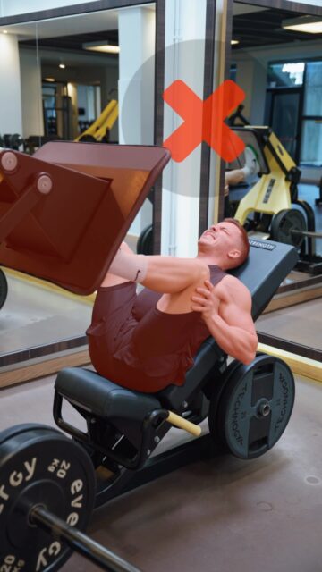¿Haces bien la prensa? 👀✅ Pelvis y espalda estables✅ Pies bien apoyados✅ Agárrate a las asas✅ Baja solo hasta donde puedas sin despegar el sacro ni los glúteos del respaldoMás recorrido no siempre es mejor.Controla primero. Carga después. 🦵#fisioterapia #salud #movimiento #fuerza #ejercicioterapeútico