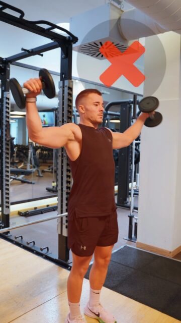 El ejercicio que más veo hacer mal en el gimnasio.¿Haces elevaciones laterales con mancuernas? Ten en cuenta estos detalles 👇✅ Tronco estable, sin balanceos.✅ Codos ligeramente flexionados.✅ Brazos un poco adelantados respecto al cuerpo.✅ Evita encoger excesivamente los hombros.✅ Controla la subida y la bajada.💡 Más peso no siempre significa mejor estímulo. Prioriza el control y adapta la carga.📌 ¡Guarda este reel para tu próximo entrenamiento de hombros!#ElevacionesLaterales #EntrenamientoDeFuerza #Hombros #Fisioterapia #Galdakao